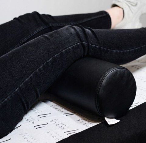 NOBLE LASHES Poduszka Wałek Pod Nogi CZARNA